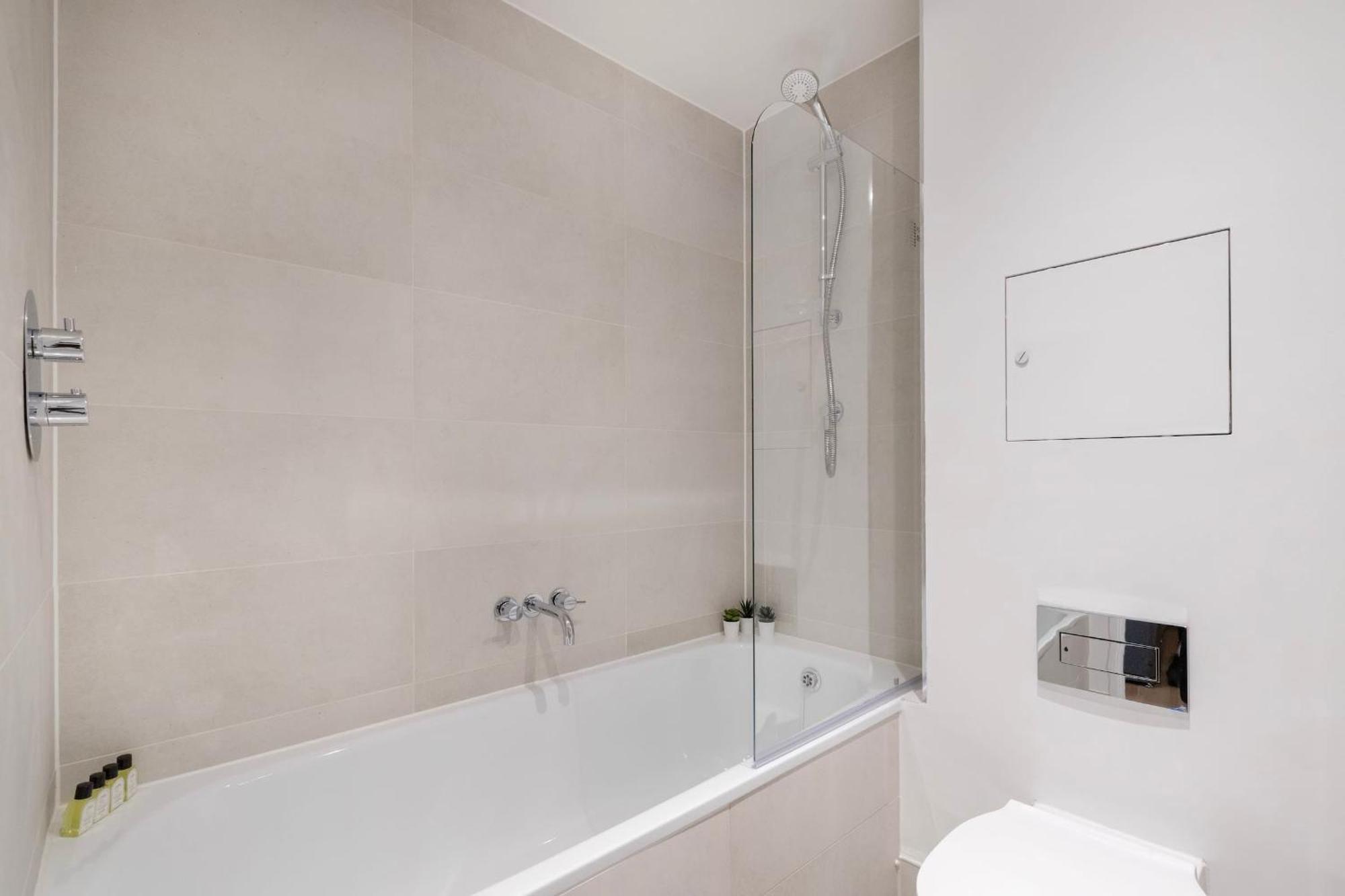 Fitzrovia & Soho - 2Br With Balcony - Cityapartmentstay London Exterior foto